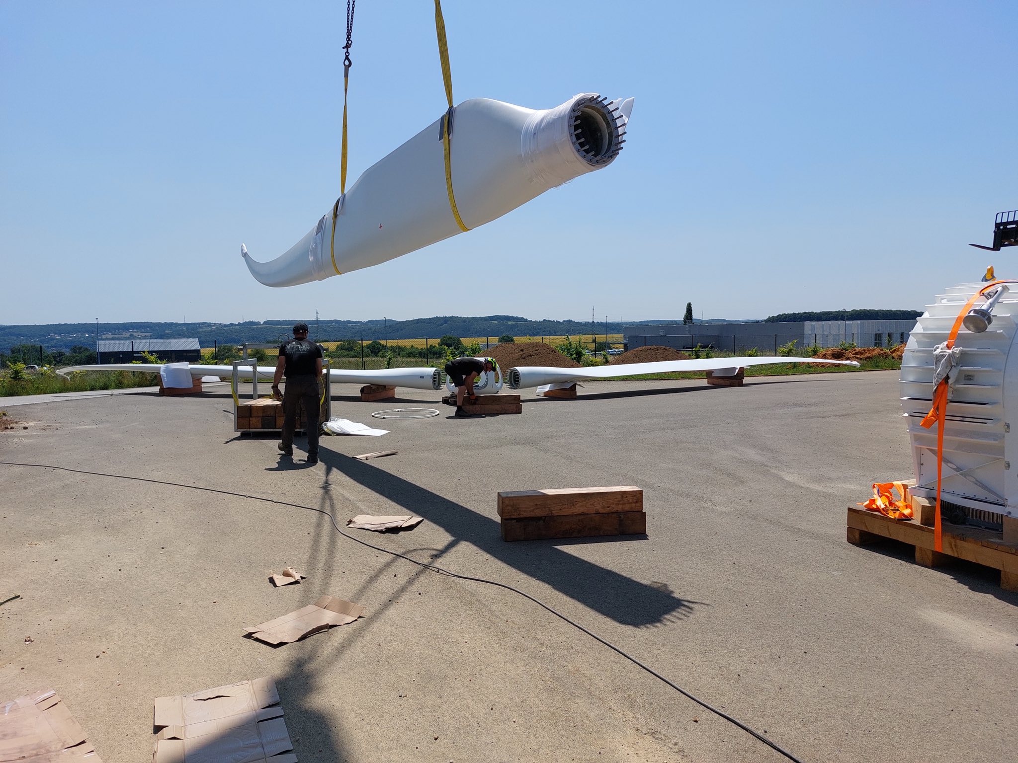 L’Œuf d’Or à Andenne installe une éolienne pour réduire son empreinte carbone (photos)
