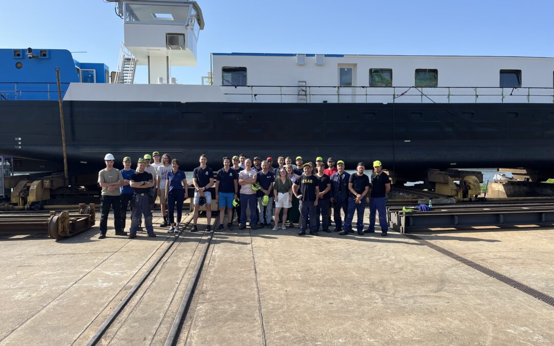 Deux bateaux-écoles conçus à Andenne chez Batia Mosa prennent la route vers la France (vidéo)