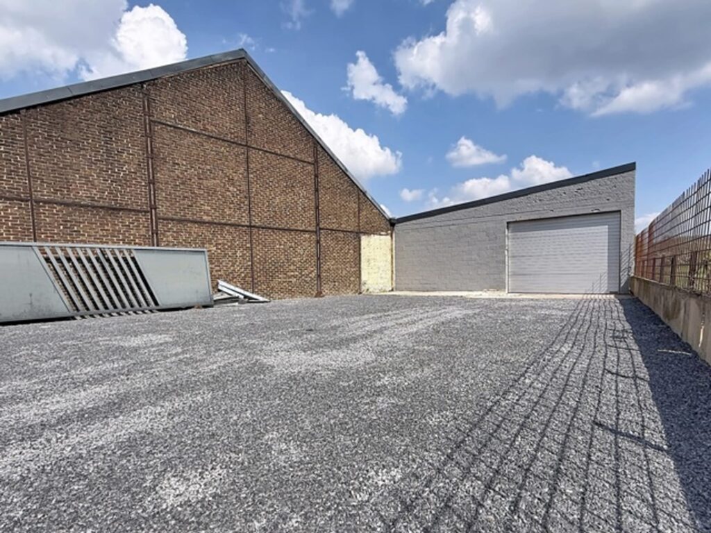 Entrepôt à louer – 240m2 – 1 750 € (+ 50 €) – Centre Entrepôt à louer – 240m2 – 1 750 € (+ 50 €) – Centre